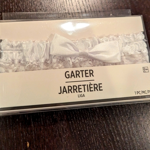 NIB White Garter - Picture 1 of 5